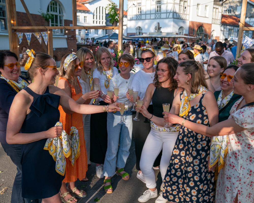 Bild - Gruppenfoto mit Limoncello. Die Gruppe stößt an.