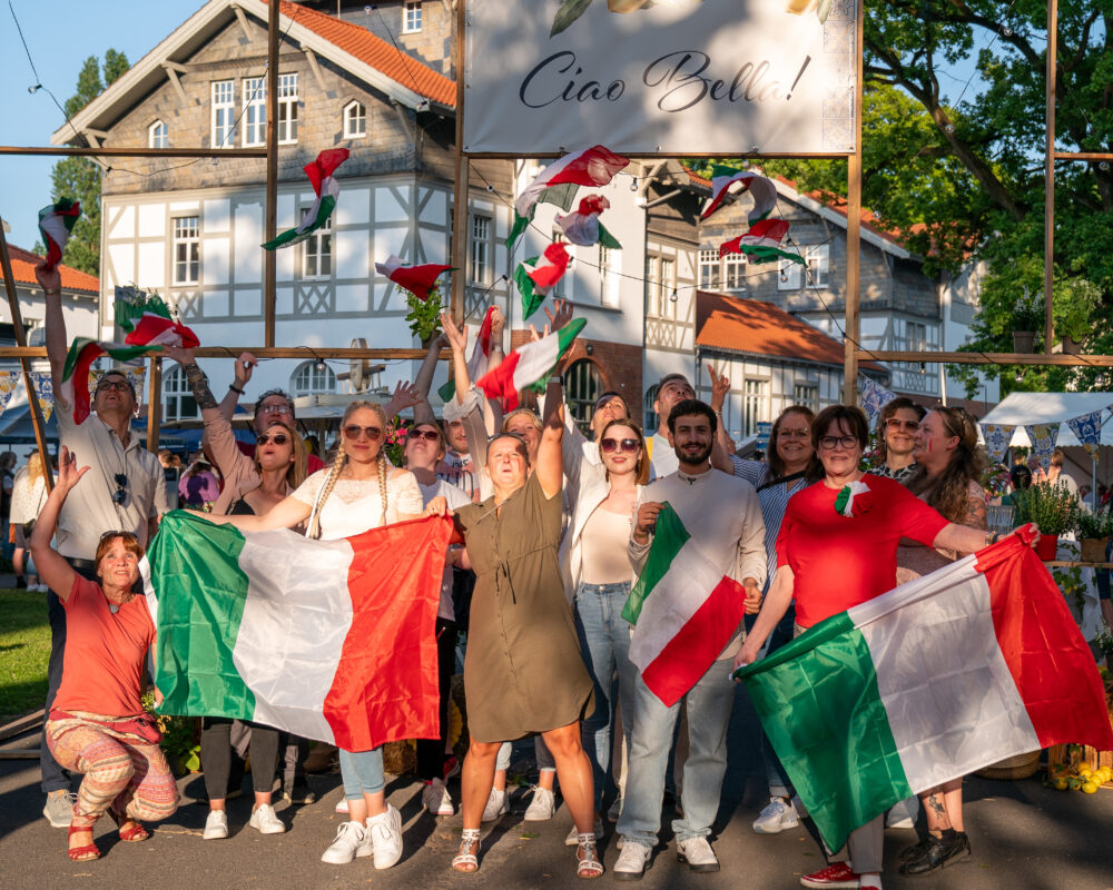Bild - Gruppenfoto mit italienischen Flaggen