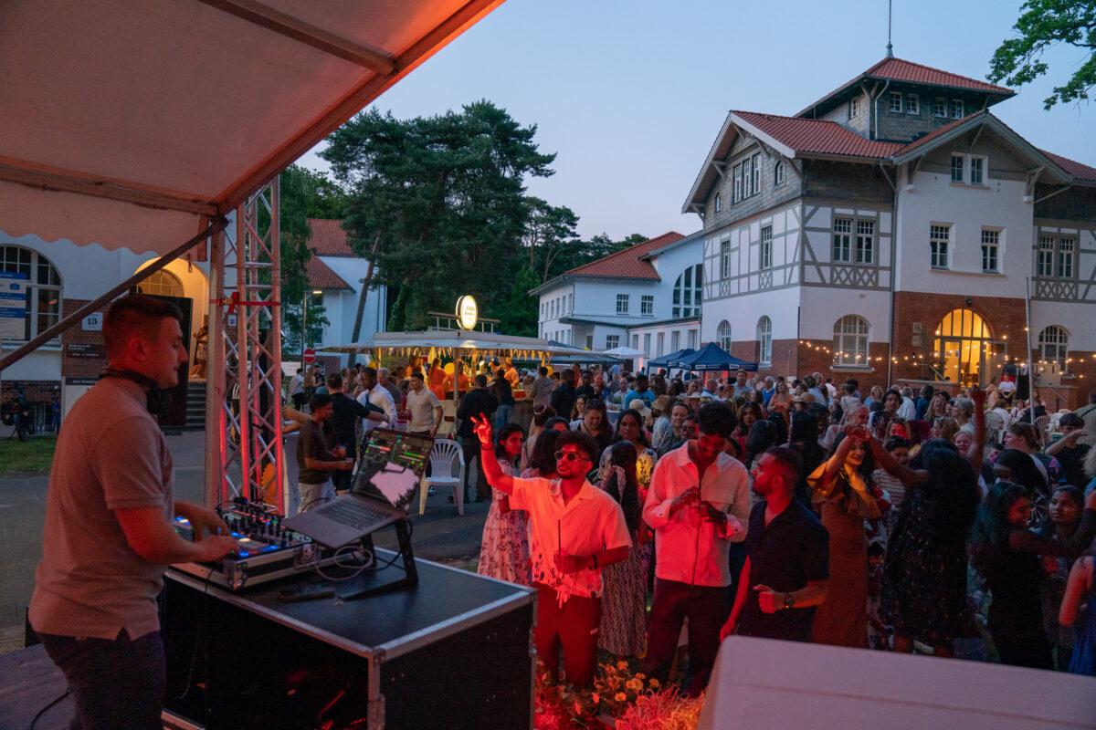 Bild - Der DJ legt für eine volle Tanzfläche auf