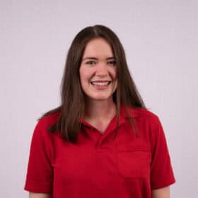 Hahne Holding Portrait Frau in rotem Polo, professionelles Teammitglied, Unternehmensführung, persönliche Betreuung.