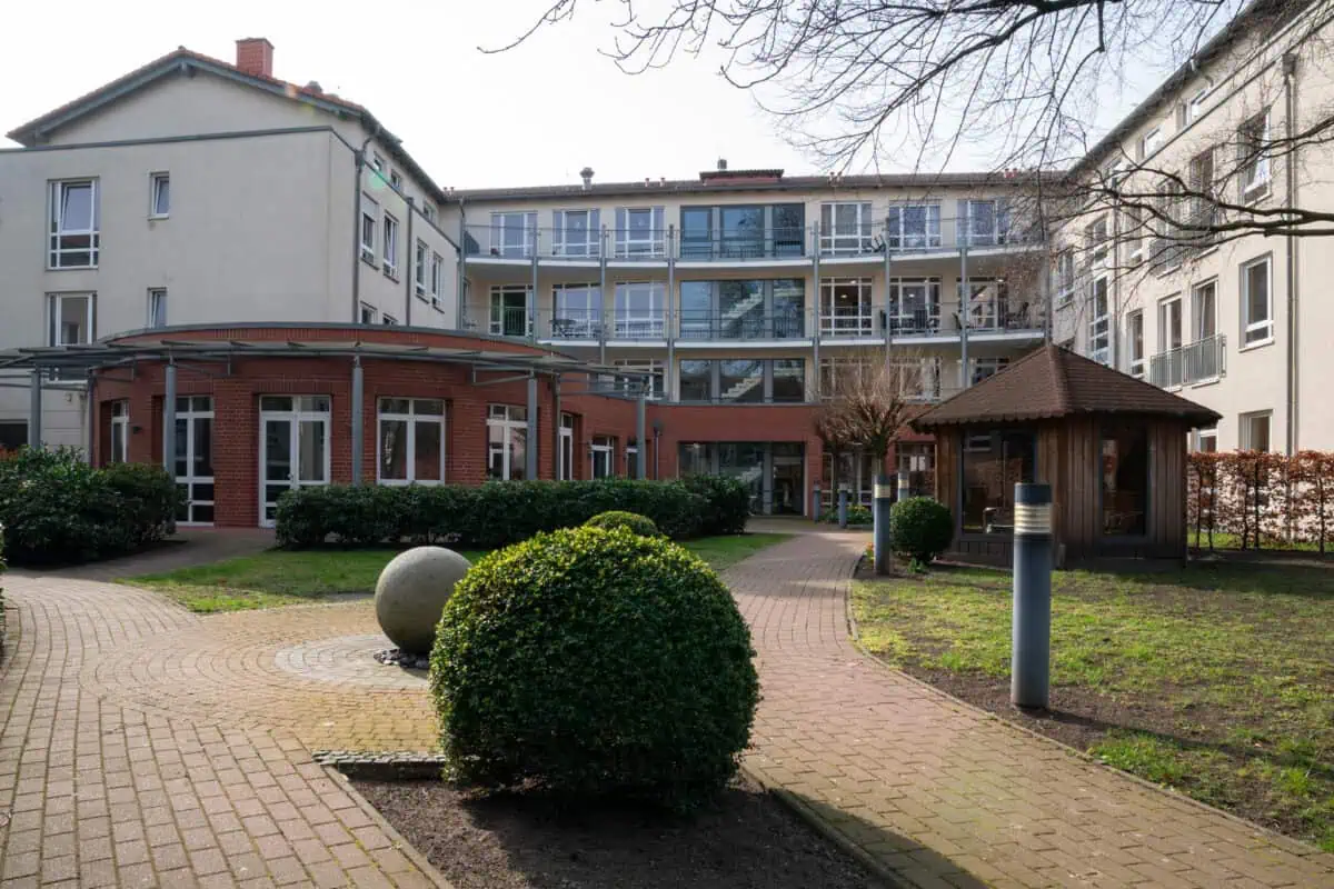 Modernes Firmengebäude der Hahne Residenzen, Rethen an der Leine mit Gartenanlage.