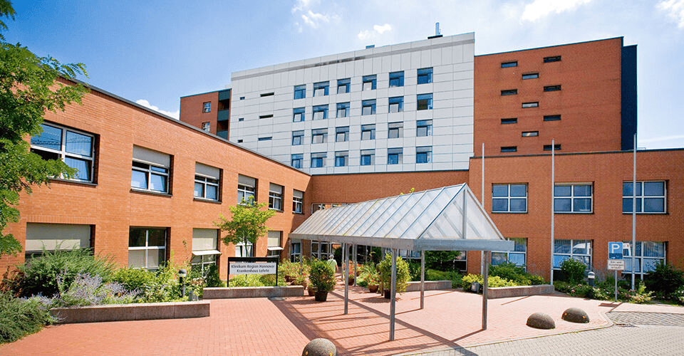 Modernes Gebäude der Hahne Holding in Lehrte, ehemals Krankenhausstandort.